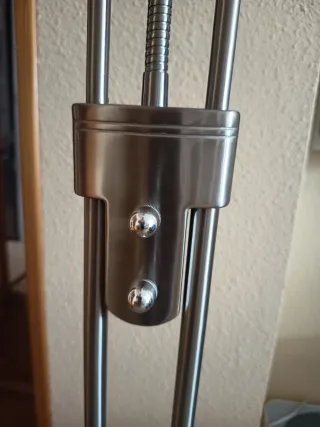 Lámpara de pie salón moderna.