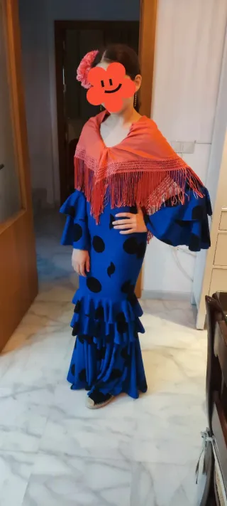 Traje de flamenca azul con lunares negros