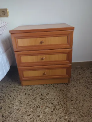 Mesita de noche de madera