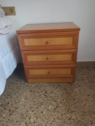 Mesita de noche de madera