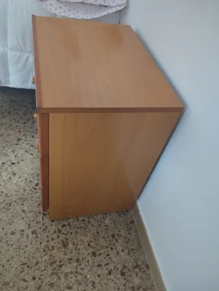 Mesita de noche de madera