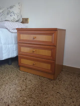 Mesita de noche de madera