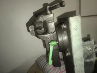 Prensa manual para herramientas con mesa mecanica