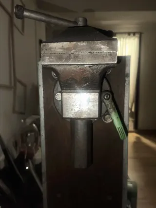 Prensa manual para herramientas con mesa mecanica