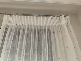 Cortinas blancas con puntos grises con barra