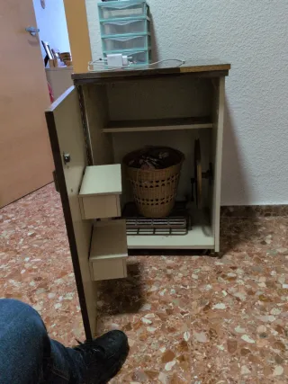 Mueble máquina coser madera y mimbre