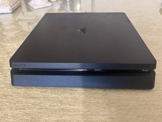 PS4 Slim 500GB negra + Accesorios.