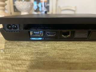 PS4 Slim 500GB negra + Accesorios.