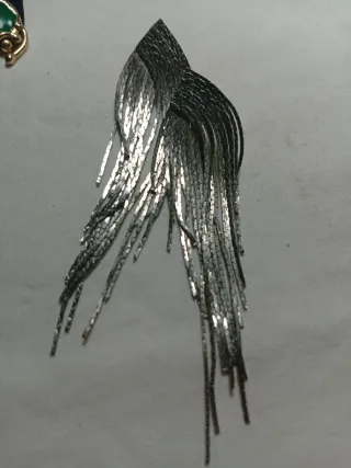 Pendientes dorados con piedra verde