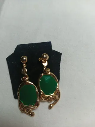 Pendientes dorados con piedra verde