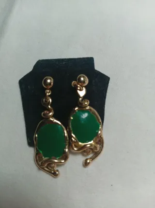Pendientes dorados con piedra verde