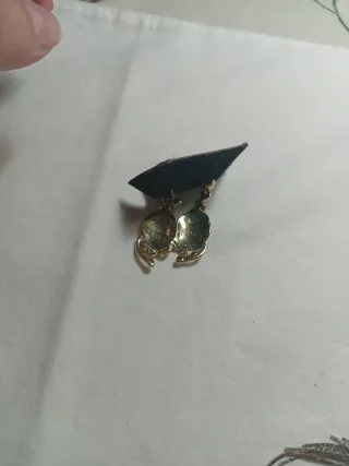 Pendientes dorados con piedra verde