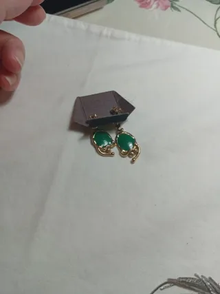 Pendientes dorados con piedra verde