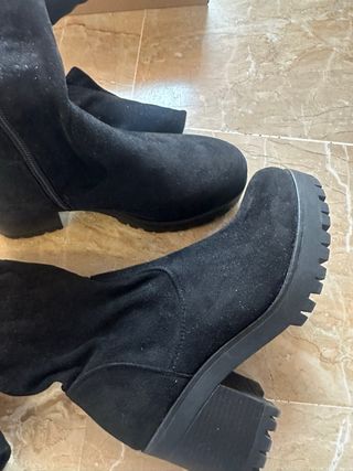 Stivali neri al ginocchio con tacco