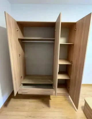 Armario de madera con cajón y estantes