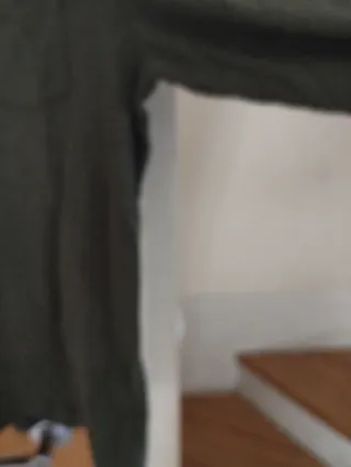 Jersey hombre verde oliva con bolsillo.