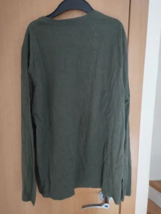 Jersey hombre verde oliva con bolsillo.