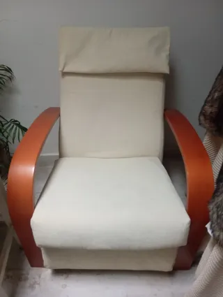 Butaca beige y madera