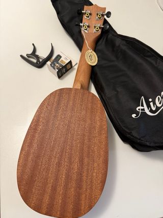 Ukelele Aiersi con funda, capo y afinador