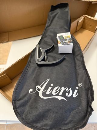 Ukelele Aiersi con funda, capo y afinador