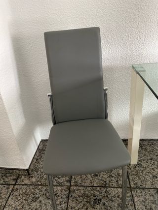 Mesa cristal y 4 sillas grises
