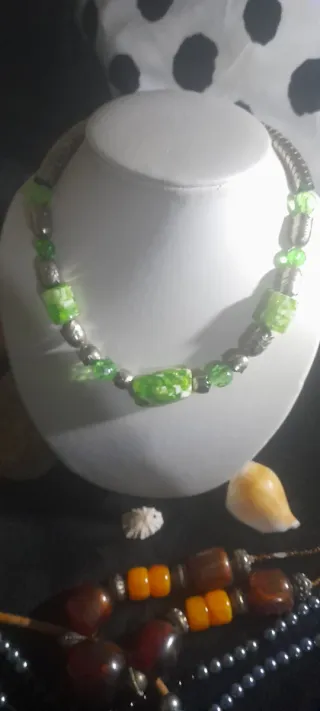 Collar verde y plateado, casi nuevo