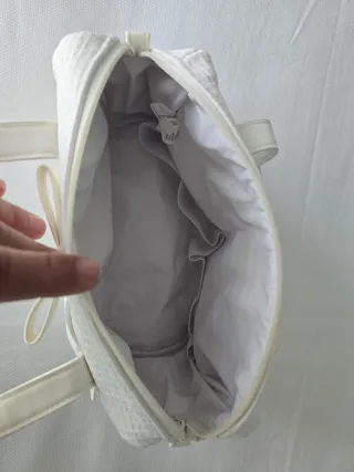 Bolso blanco para bebé con lazo de la marca Pasito