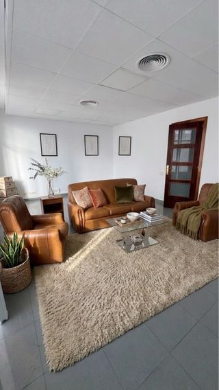 Sofá de piel marrón