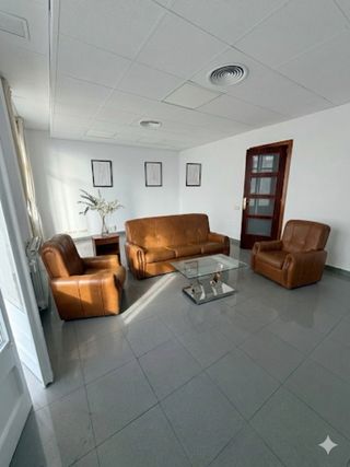 Sofá de piel marrón