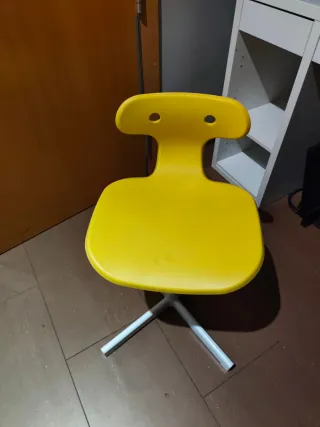 Silla infantil amarilla para escritorio