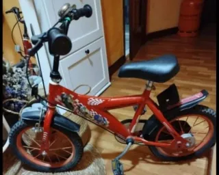 Bicicleta infantil roja