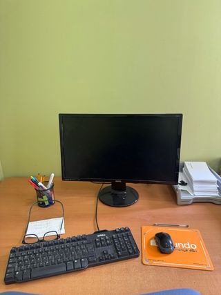 Escritorio de oficina y silla