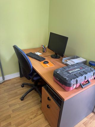 Escritorio de oficina y silla