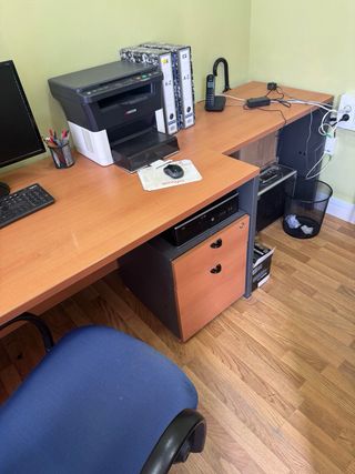 Escritorio de oficina y silla