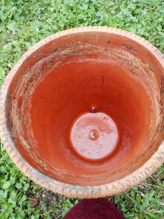 Antigua maceta de terracota