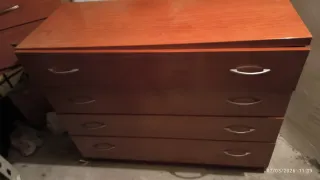 Cómoda de madera con 4 cajones