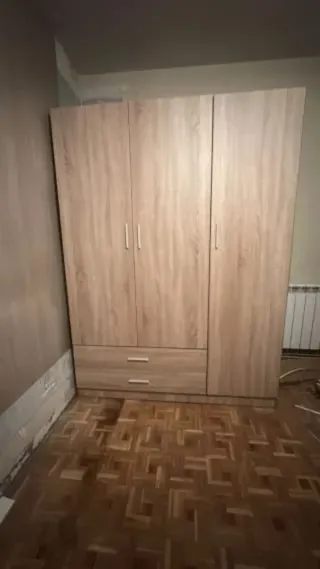 Armario de madera con cajones
