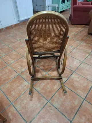 Mecedora antigua de madera y mimbre