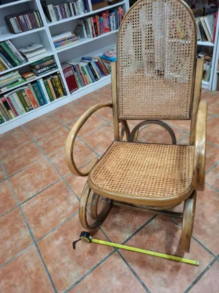 Mecedora antigua de madera y mimbre