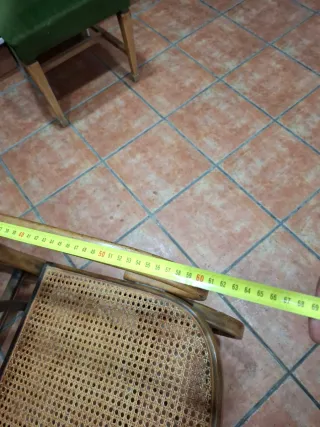 Mecedora antigua de madera y mimbre