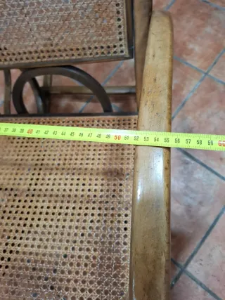 Mecedora antigua de madera y mimbre