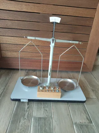 Báscula de precisión con pesas