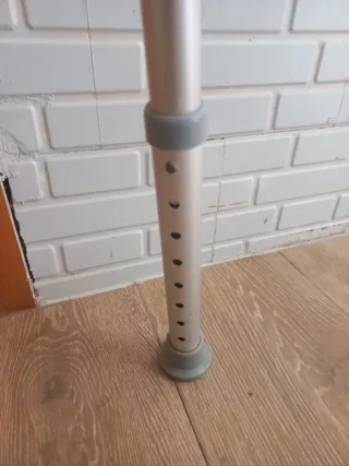 Silla de ducha plateada y blanca