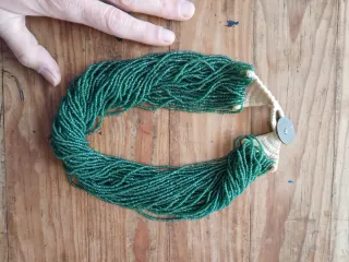 Collar de cuentas verde y beige