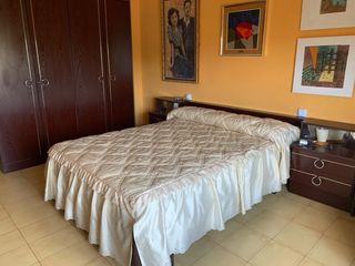 Armario de madera marrón