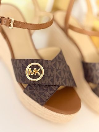 Sandalias Cuña Michael Kors Marrón y Dorado