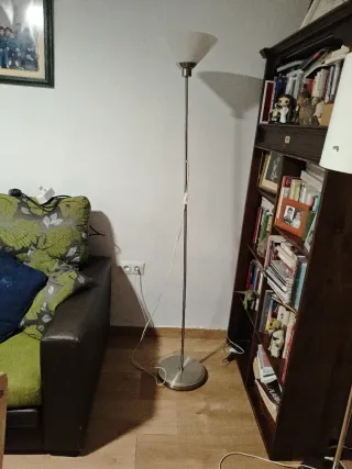 Lámpara de pie plateada y blanca