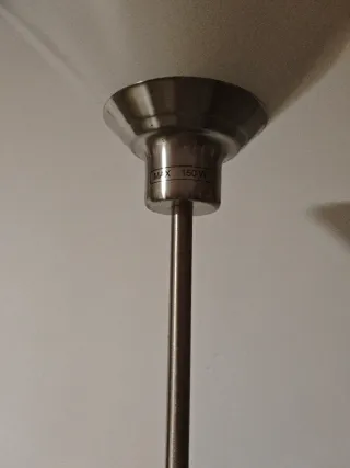 Lámpara de pie plateada y blanca