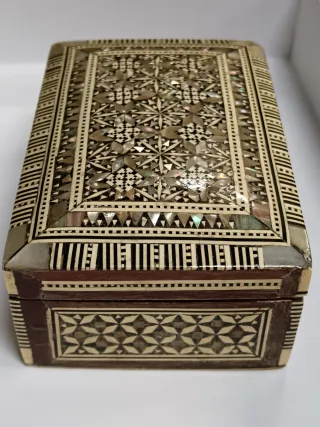 Cofanetto in madreperla intarsiata