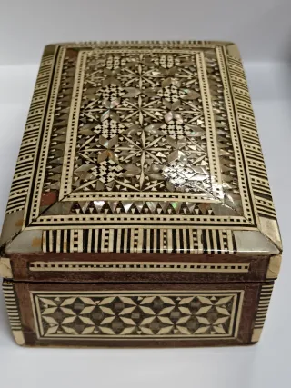 Cofanetto in madreperla intarsiata